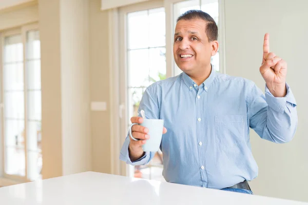 Μέση Ηλικία Άνθρωπος Πίνει Καφέ Πρωί Στο Σπίτι Έκπληξη Μια — Φωτογραφία Αρχείου