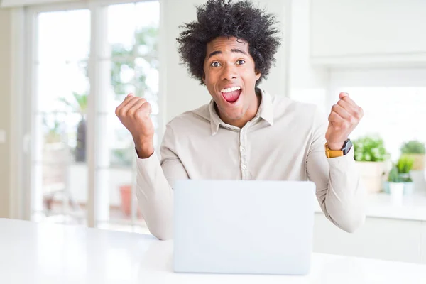 非洲裔美国人使用笔记本电脑工作 自豪地尖叫着庆祝胜利和成功非常兴奋 欢呼的情感 — 图库照片
