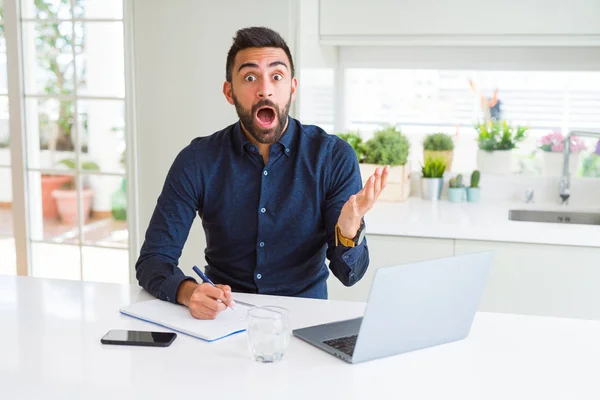 Bonito Homem Hispânico Trabalhando Usando Computador Escrevendo Papel Muito Feliz — Fotografia de Stock