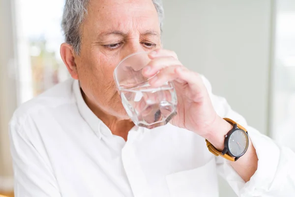 Bello Uomo Anziano Che Beve Bicchiere Acqua Fresca Casa — Foto Stock