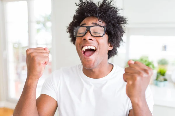 メガネの腕の成功のために興奮してアフリカ系アメリカ人は祝う勝利笑顔を発生します 勝者の概念 — ストック写真