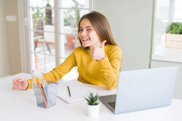 Hermosa Chica Joven Que Estudia Para Escuela Usando Computadora Portátil —  Fotos de Stock