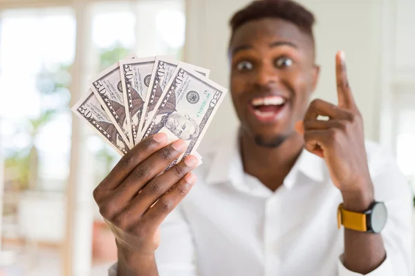 Homem Afro Americano Segurando Notas Bancárias Cinquenta Dólares Surpreso Com — Fotografia de Stock