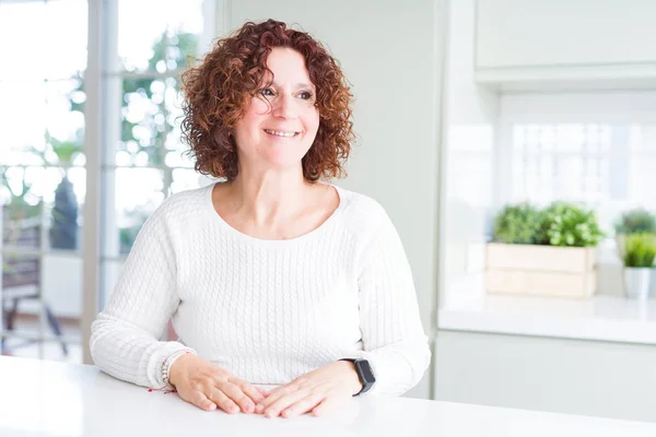 Bella Donna Anziana Che Indossa Maglione Bianco Casa Guardando Altra — Foto Stock