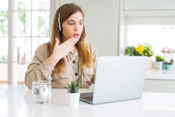 Mulher Operador Jovem Bonita Trabalhando Com Laptop Vestindo Boca Tampa — Fotografia de Stock