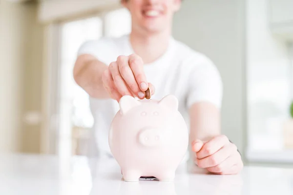 Närbild Mannen Att Sätta Ett Mynt Inuti Spargris Som Sparande — Stockfoto