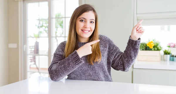 Vacker Ung Kvinna Hemma Leende Och Tittar Kameran Pekar Med — Stockfoto