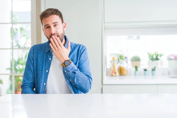 Hombre Guapo Casa Aburrido Bostezando Cansado Cubriendo Boca Con Mano — Foto de Stock