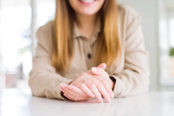 Primer plano de mujer dedo mostrando anillo de compromiso con las manos en e —  Fotos de Stock