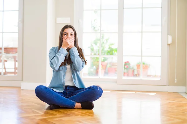 Schöne Junge Frau Hause Auf Dem Boden Sitzend Schockiert Mund — Stockfoto