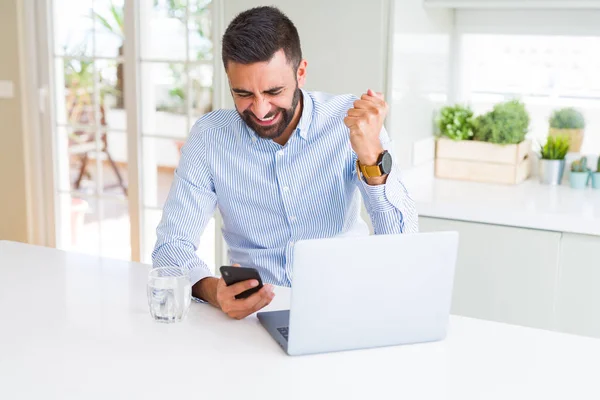 Schöner Hispanischer Geschäftsmann Mit Laptop Und Smartphone Genervt Und Frustriert — Stockfoto