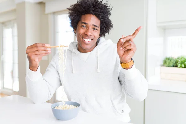 Afrika Kökenli Amerikalı Adam Yeme Asya Erişte Yemek Çubukları Kullanarak — Stok fotoğraf