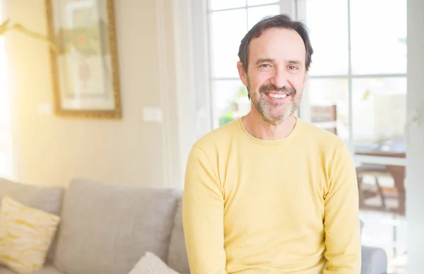 Hombre Guapo Mediana Edad Sentado Sofá Relajado Sonriendo Cámara Casa — Foto de Stock