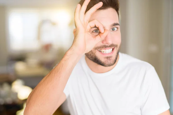 Joven Hombre Guapo Con Camiseta Blanca Casual Casa Haciendo Buen — Foto de Stock