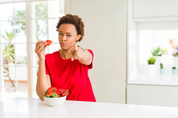 Young African American Woman Eating Fresh Strawberries Breakfast Pointing Finger — Stock Photo, Image