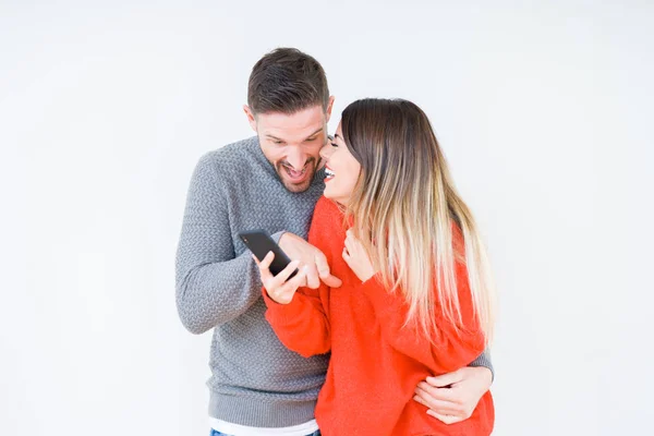 Beau Jeune Couple Amoureux Embrassant Embrassant Aide Smartphone — Photo