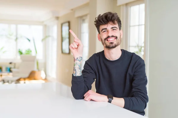 Hombre Joven Con Sudadera Casual Sentado Mesa Blanca Con Una — Foto de Stock