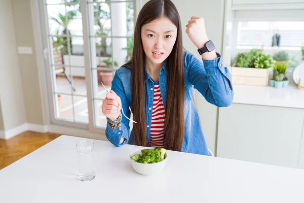 Mulher Asiática Bonita Comer Brócolis Fresco Verde Irritado Frustrado Gritando — Fotografia de Stock