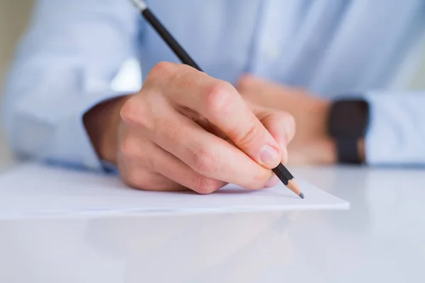 Adam el üzerinde beyaz kağıt bir kalem kullanarak yazma yakın çekim — Stok fotoğraf