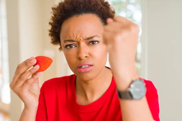 Unga Afroamerikanska Kvinna Äta Färska Jordgubbar Till Frukost Irriterad Och — Stockfoto