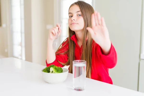 Hermosa Niña Comiendo Brócoli Fresco Beber Agua Con Mano Abierta —  Fotos de Stock