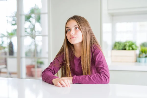 笑って見ている側と見つめて離れて思考白いテーブルの上の美しい若い女の子子供 — ストック写真