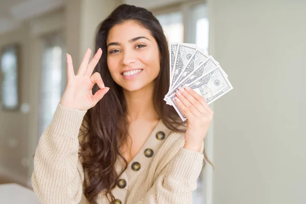 Молода Жінка Тримає Банкноти Доларів Роблячи Знак Пальцями Відмінний Символ — стокове фото
