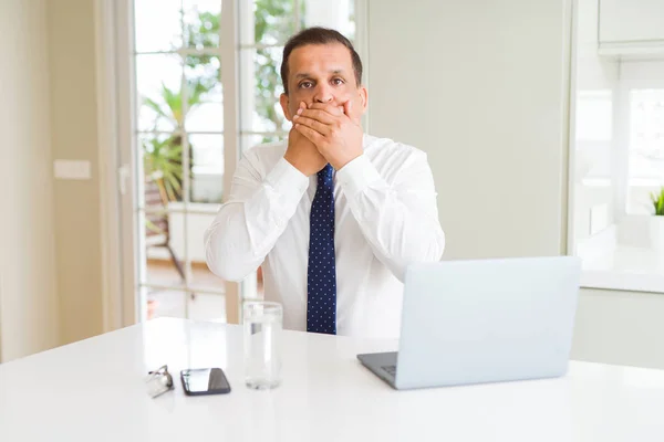 Hombre Negocios Mediana Edad Que Trabaja Con Ordenador Portátil Sorprendió — Foto de Stock