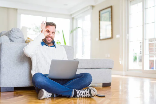 Bonito Homem Vestindo Trabalho Usando Laptop Computador Com Rosto Feliz — Fotografia de Stock