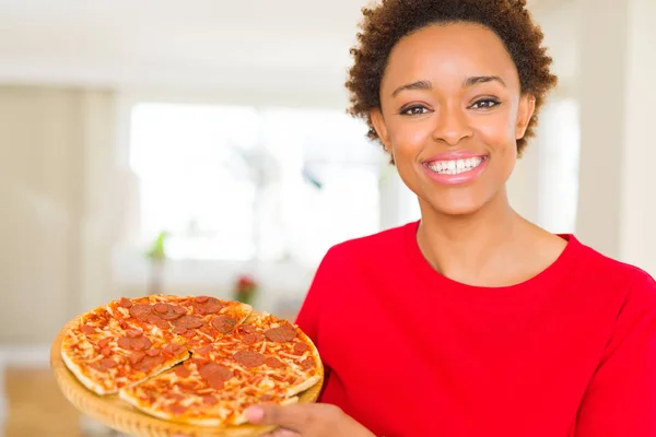 Belle Jeune Femme Afro Américaine Montrant Pizza Savoureuse Maison — Photo