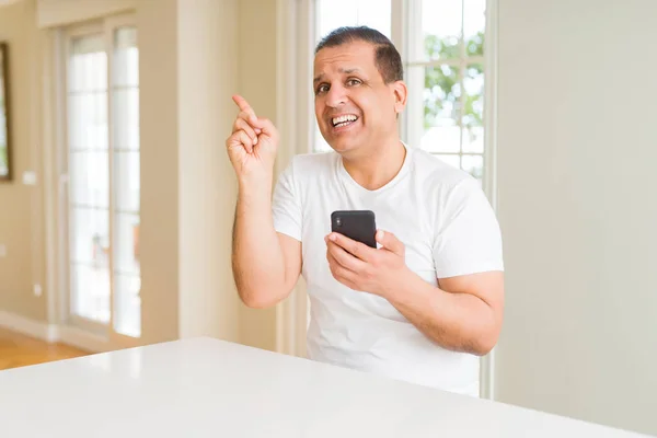 Hombre Mediana Edad Utilizando Teléfono Inteligente Casa Muy Feliz Señalando —  Fotos de Stock