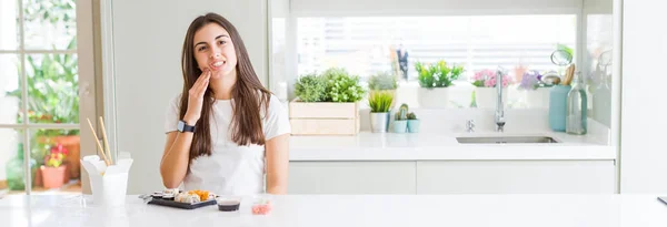 Amplia Imagen Angular Una Hermosa Mujer Joven Comiendo Sushi Asiático — Foto de Stock