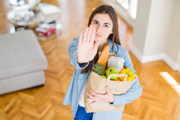 Hermosa Mujer Joven Sosteniendo Bolsa Papel Llena Alimentos Saludables Con —  Fotos de Stock