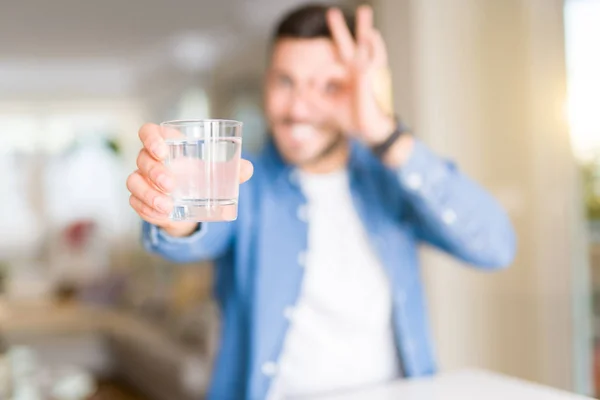 Jonge Knappe Man Het Drinken Van Een Glas Water Thuis — Stockfoto