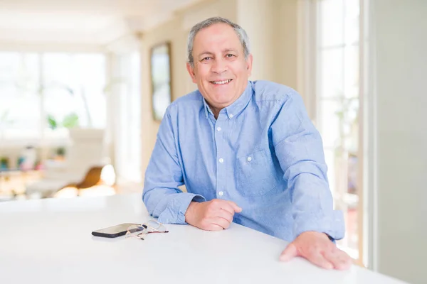 Bonito Homem Idoso Sorrindo Confiante — Fotografia de Stock