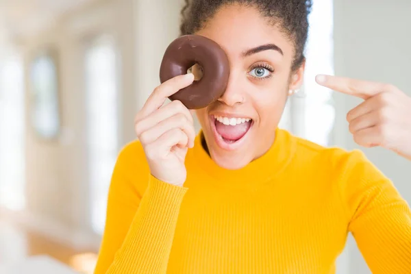 Genç Afro Amerikan Kız Tatlı Çikolata Çörek Parmak Ile Işaret — Stok fotoğraf