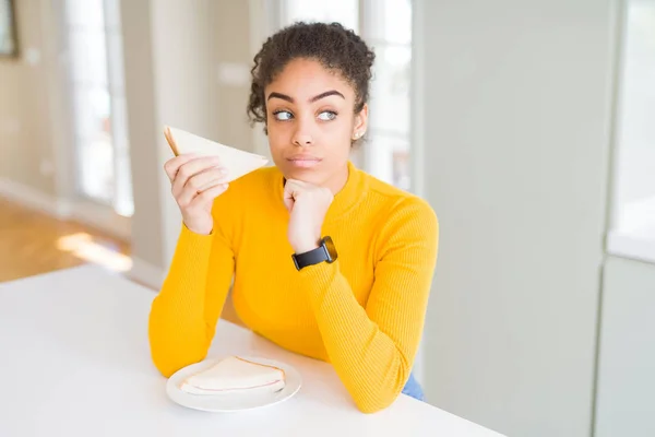 Mujer Afroamericana Joven Comiendo Sándwich Como Bocadillo Saludable Cara Seria —  Fotos de Stock