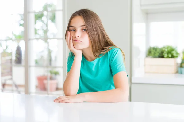 Menina Bonita Garoto Vestindo Shirt Verde Pensando Parecendo Cansado Entediado — Fotografia de Stock