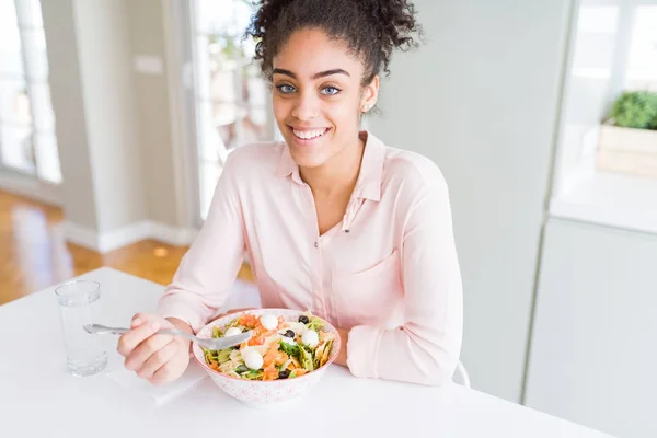 Jovem Afro Americana Comendo Salada Macarrão Saudável Com Rosto Feliz — Fotografia de Stock