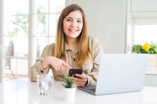 Mulher Bonita Usando Smartphone Computador Muito Feliz Apontando Com Mão — Fotografia de Stock