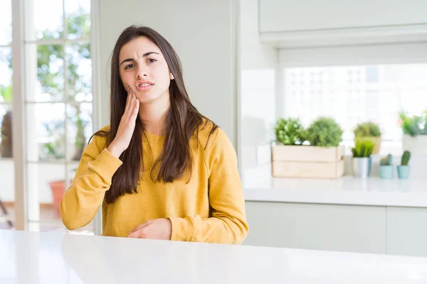 Bella Giovane Donna Che Indossa Maglione Giallo Toccare Bocca Con — Foto Stock