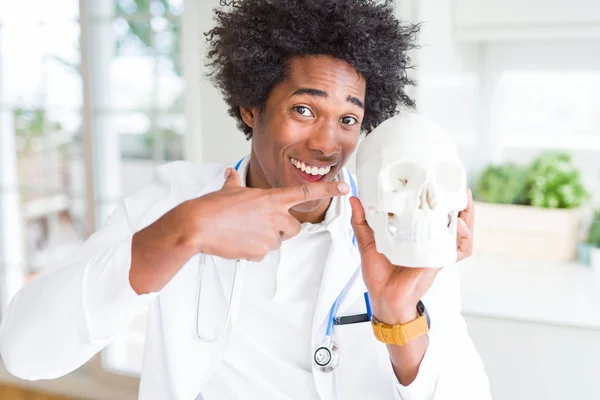 Afrika Kökenli Amerikalı Doktor Adam Kafatası Çok Mutlu Parmak Ile — Stok fotoğraf