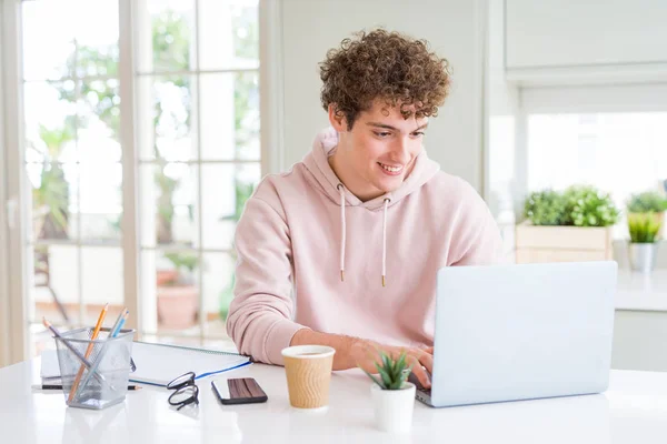 Jovem Estudante Trabalhando Estudando Usando Laptop Computador Com Rosto Feliz — Fotografia de Stock