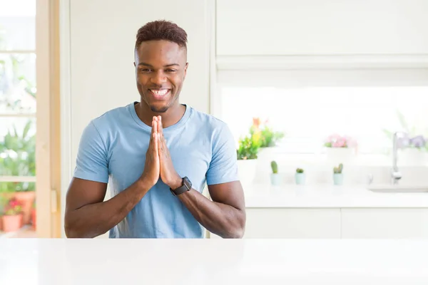 Modlit Rukama Dohromady Žádá Odpuštění Usmívající Jistý Pohledný Americký Muž — Stock fotografie