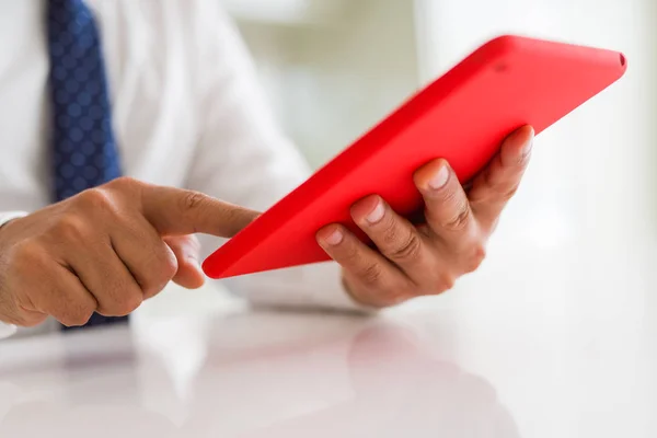 Primer Plano Del Hombre Negocios Mediana Edad Usando Tableta —  Fotos de Stock