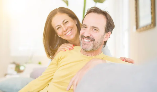 Medelåldern Romantiska Paret Sitter Soffan Hemma — Stockfoto