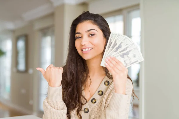 Молода Жінка Тримає Банкноти Доларів Вказуючи Показуючи Великим Пальцем Сторону — стокове фото