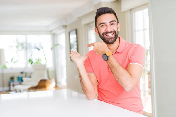 Hombre Hispano Guapo Vistiendo Camiseta Casual Casa Sorprendido Sonriendo Cámara — Foto de Stock
