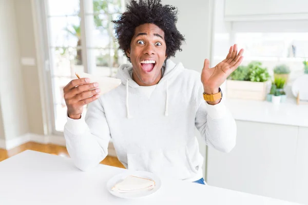 Hombre Afroamericano Comiendo Sándwich Hecho Mano Casa Muy Feliz Emocionado — Foto de Stock
