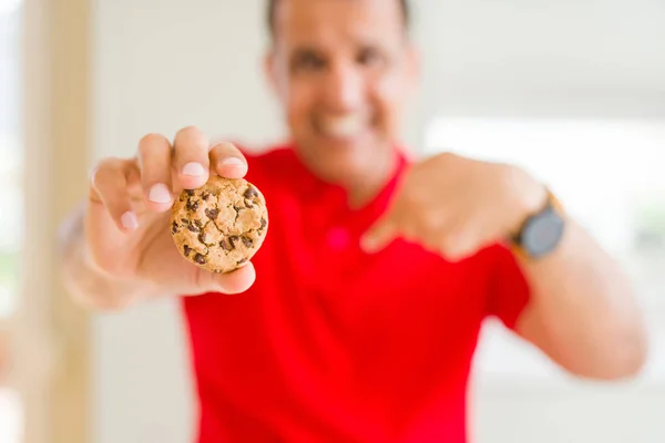 Moyen Age Homme Manger Des Biscuits Aux Pépites Chocolat Maison — Photo